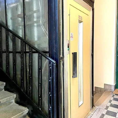 Junior Orange Next To Danube Budapesta