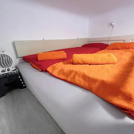 Junior Orange Next To Danube Budapesta